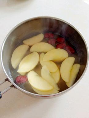 下苹果，煮个十分钟