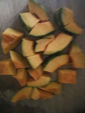 南瓜去皮切大块。小块容易煮烂了！