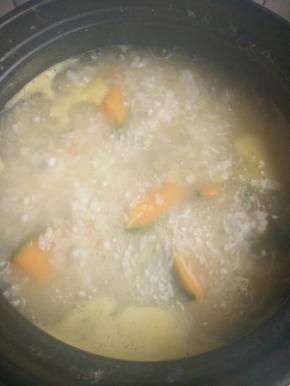 二米粥煮开花以后放入南瓜块