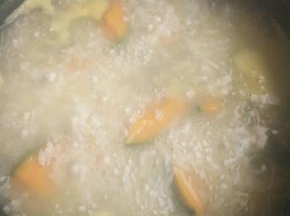 二米粥煮开花以后放入南瓜块