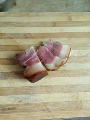 把腊肠放入锅中煮个十分钟，取出来切片