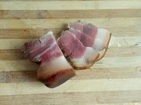 把腊肠放入锅中煮个十分钟，取出来切片