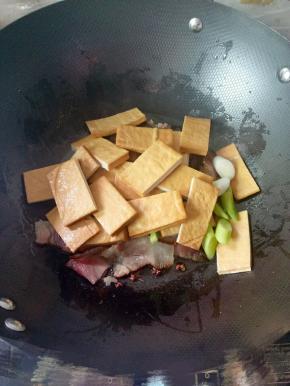 下青蒜，豆干炒匀。