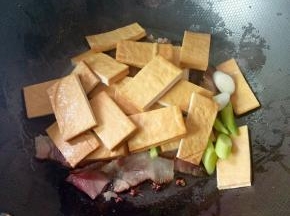 下青蒜，豆干炒匀。