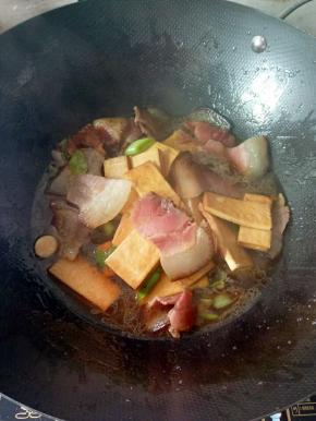 加入酱油，糖，半碗热水闷煮七八分钟让其入味。