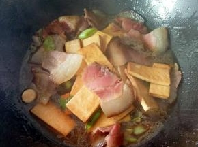 加入酱油，糖，半碗热水闷煮七八分钟让其入味。