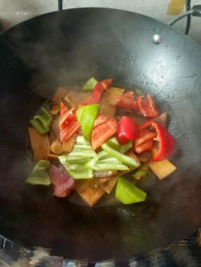 加入青红椒炒匀即可