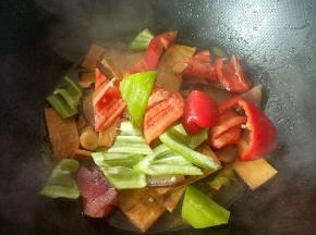 加入青红椒炒匀即可