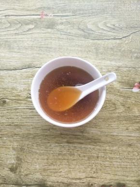 把红糖、白糖、蜂蜜用温水化开，备用。
