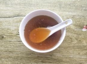 把红糖、白糖、蜂蜜用温水化开，备用。