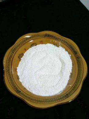 把糯米粉放入碗中