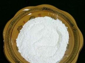 把糯米粉放入碗中