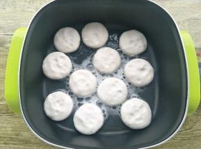 放入倒油的锅中