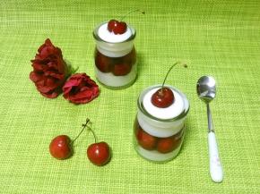 1个小时后，美味的樱桃果冻就做好啦，小朋友很爱吃