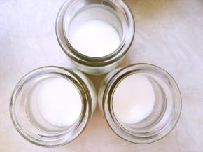 用小勺均匀的倒入布丁玻璃瓶内，每个瓶子倒入三分之一即可，之后放冰箱冷藏一个小时至牛奶冻凝固