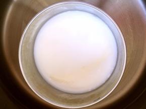 取90克牛奶加10克砂糖，加入泡软的吉利丁，隔水加热至砂糖，吉利丁融化，之后做冷水，凉透