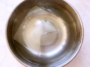 一片吉利丁用剪刀裁成三等份，取一份用冷水泡软