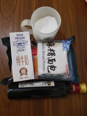 1、原料：麻糬面包粉、糖粉、牛奶、橄榄油。