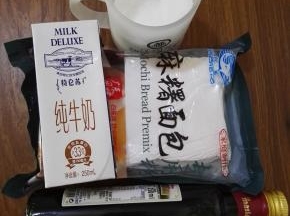 1、原料：麻糬面包粉、糖粉、牛奶、橄榄油。