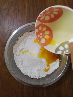 3、加入糖粉、橄榄油。