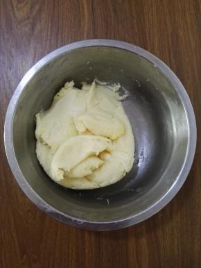 5、用刮刀搅拌均匀，没有干粉的状态。