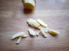 姜去皮，切片再切丝。(切丝即可)