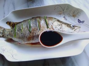 再加入一勺生抽。