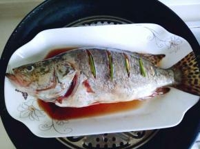 腌制好的桂鱼从冰箱取出，把保鲜膜去掉，隔水蒸13-15分钟即可。(时间也要根据鱼的大小来增减，我的是580g的鱼，我蒸了15分钟)关火后闷5分钟。