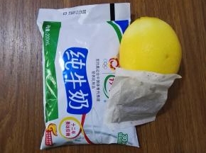 1、原料：牛奶、大麦茶、柠檬。