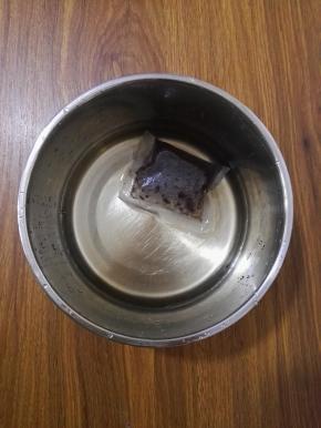 3、纯净水倒入耐高温的小碗中，加入大麦茶。