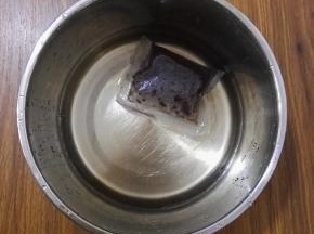 3、纯净水倒入耐高温的小碗中，加入大麦茶。