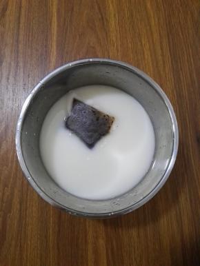 4、倒入牛奶.