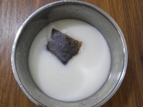 4、倒入牛奶.