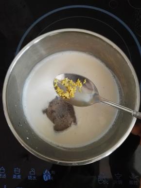 6、牛奶沸腾后关火，加入柠檬屑，搅拌均匀，待牛奶温热时用过滤网过滤至杯中即可饮用。