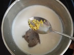 6、牛奶沸腾后关火，加入柠檬屑，搅拌均匀，待牛奶温热时用过滤网过滤至杯中即可饮用。