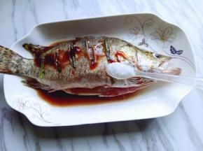 加入一勺白砂糖。