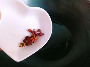冷锅热油，倒入花椒粒炒香。