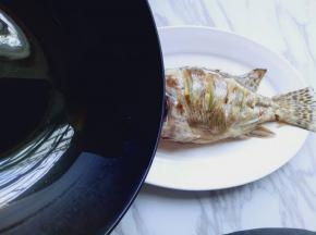 炒香后将花椒捞出，趁热油 淋在鱼身上。