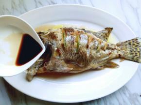 淋上蒸鱼豉油。