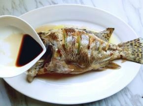 淋上蒸鱼豉油。