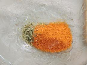 碗中加入油、香草、新奥尔良烧烤料