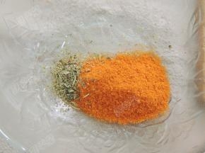 碗中加入油、香草、新奥尔良烧烤料