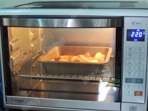 烤箱220度预热，将烤盘放入烤箱中下层，上下火30分钟即可