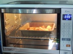烤箱220度预热，将烤盘放入烤箱中下层，上下火30分钟即可