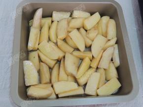 将拌好的土豆分散的摆放在烤盘上