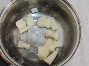 水、盐、糖、黄油一起放入锅里