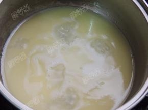 中火加热并稍稍搅拌，使油脂分布均匀