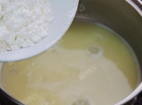 当煮至沸腾的时候，转小火，一次性倒入全部面粉。