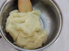 用木勺快速搅拌，一直搅拌到面粉全部和水分融合在一起，不粘锅以后，再关火