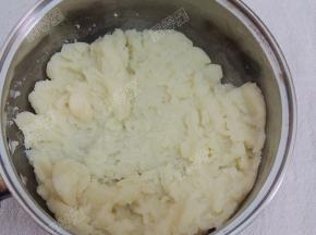 用筷子把面糊搅散，使面糊散热